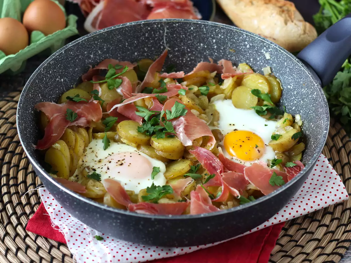 Huevos rotos, veľmi jednoduchý španielsky recept na báze zemiakov a vajec