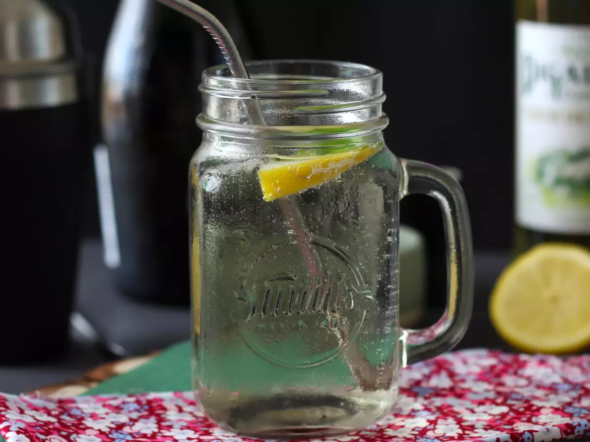 Hugo Spritz s bazovým sirupom, svieži a sladký kokteil