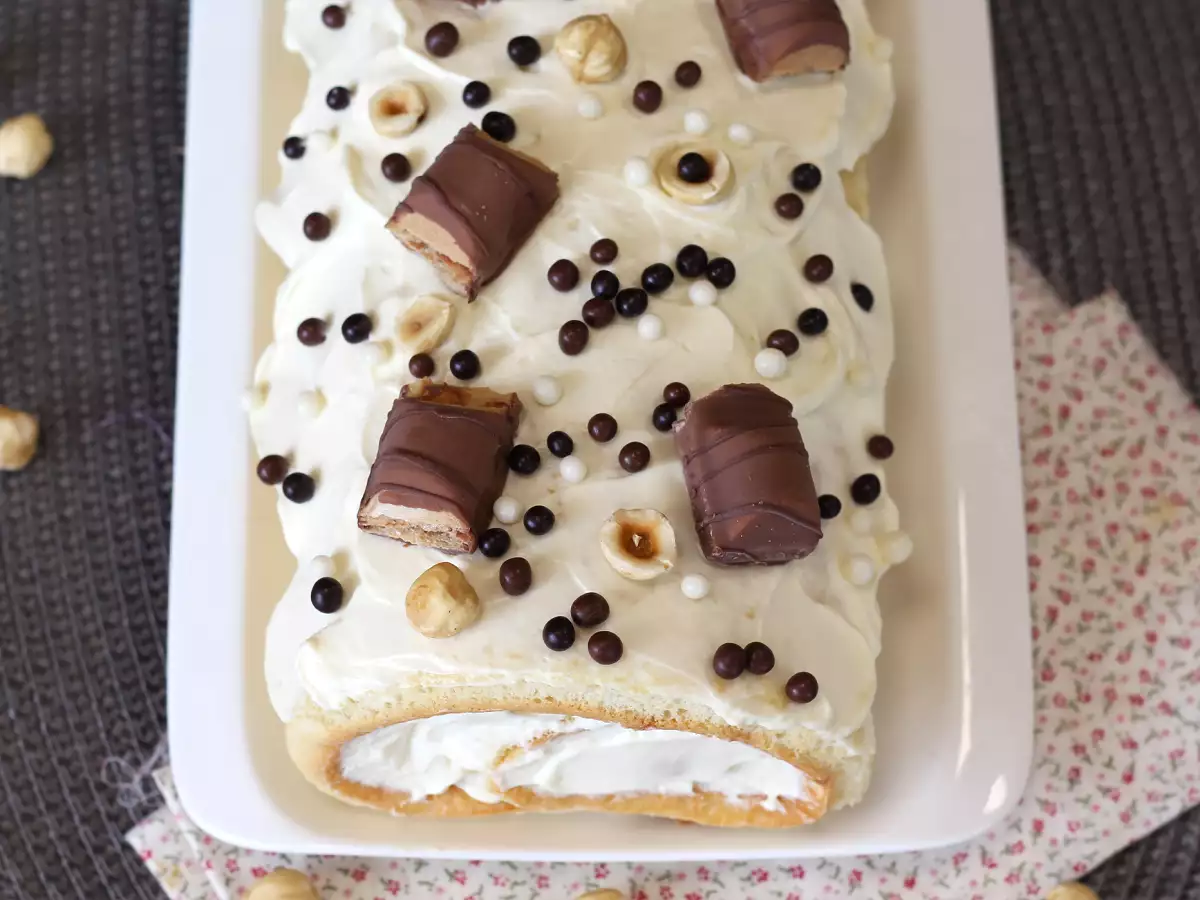 Jednoduchá roláda s príchuťou Kinder Bueno, ideálna ako narodeninová torta alebo vianočný špalček! - foto 3