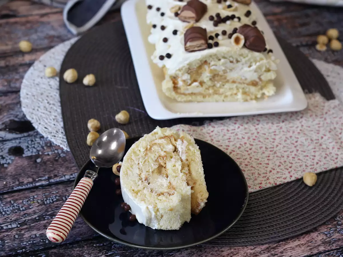 Jednoduchá roláda s príchuťou Kinder Bueno, ideálna ako narodeninová torta alebo vianočný špalček! - foto 5