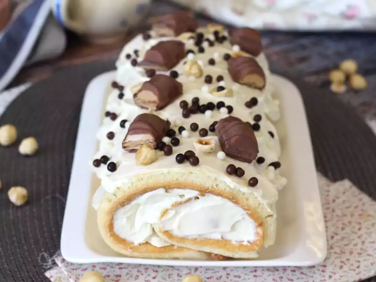 Jednoduchá roláda s príchuťou Kinder Bueno, ideálna ako narodeninová torta alebo vianočný špalček! - foto 6