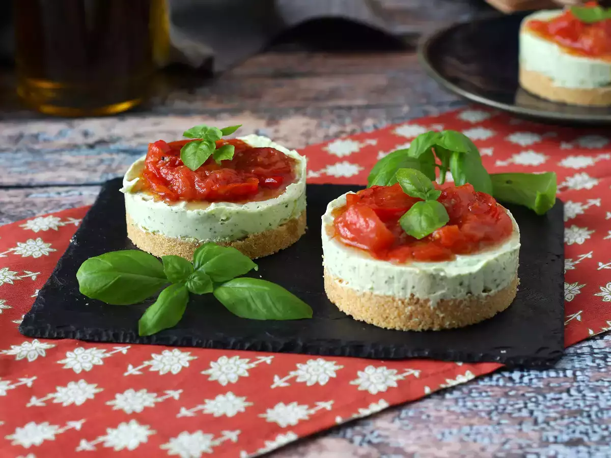 Jednoporciový slaný tvarohový koláč s bazalkou a cherry paradajkami: chutný nápad na bufety a aperitívy - foto 3