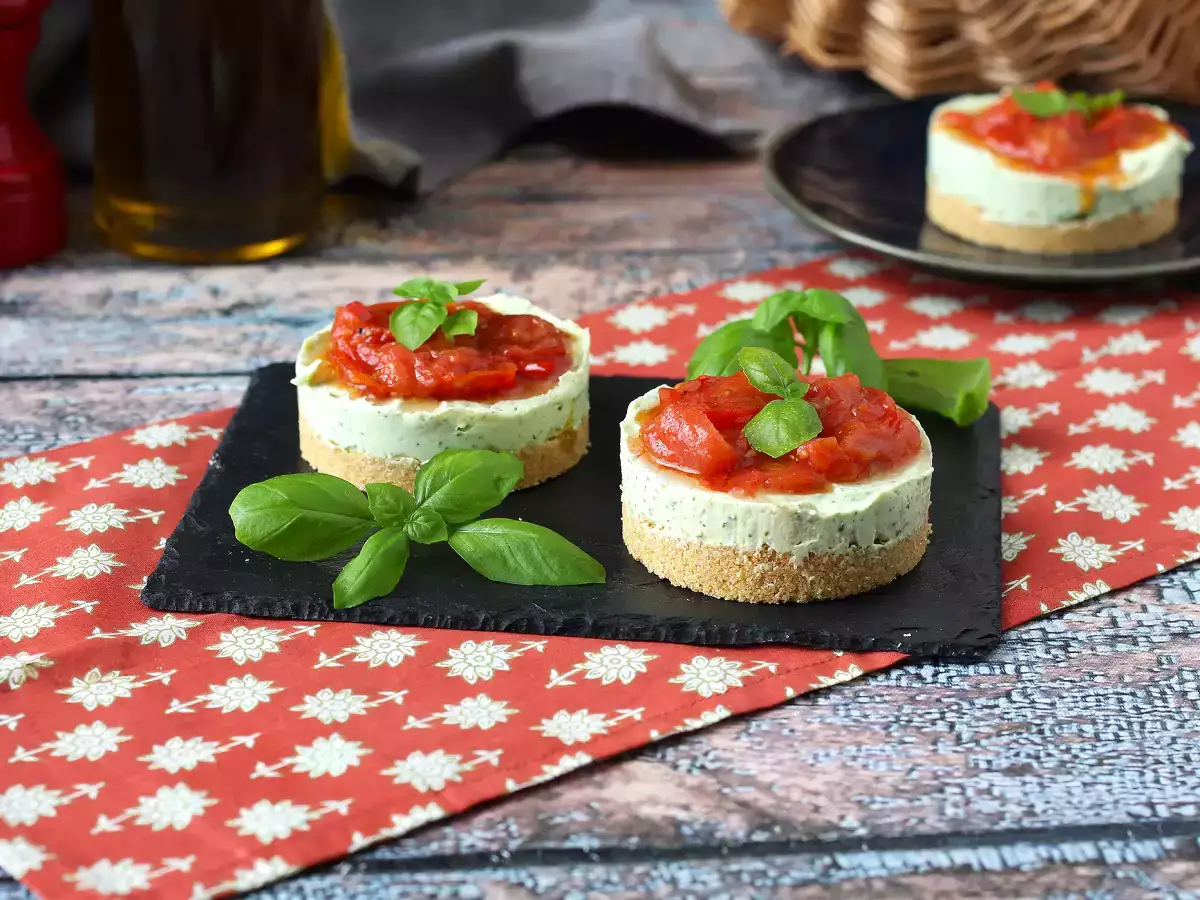 Jednoporciový slaný tvarohový koláč s bazalkou a cherry paradajkami: chutný nápad na bufety a aperitívy - foto 4