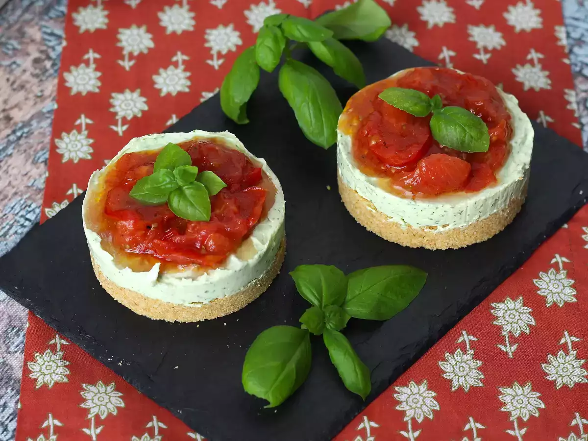 Jednoporciový slaný tvarohový koláč s bazalkou a cherry paradajkami: chutný nápad na bufety a aperitívy - foto 5