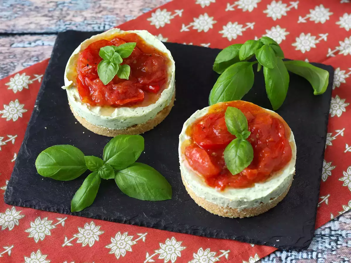 Jednoporciový slaný tvarohový koláč s bazalkou a cherry paradajkami: chutný nápad na bufety a aperitívy - foto 6