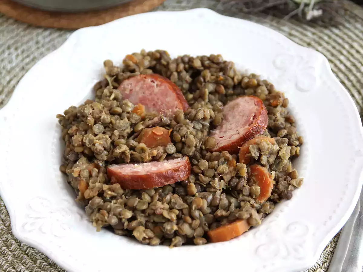 Klobása Morteau a dusená šošovica