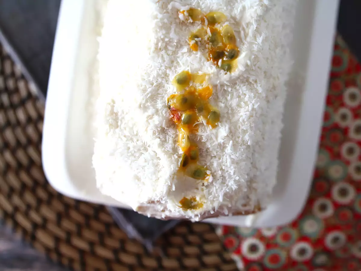 Kokosová rolka s marakujou, ideálna ako Yule log - foto 2