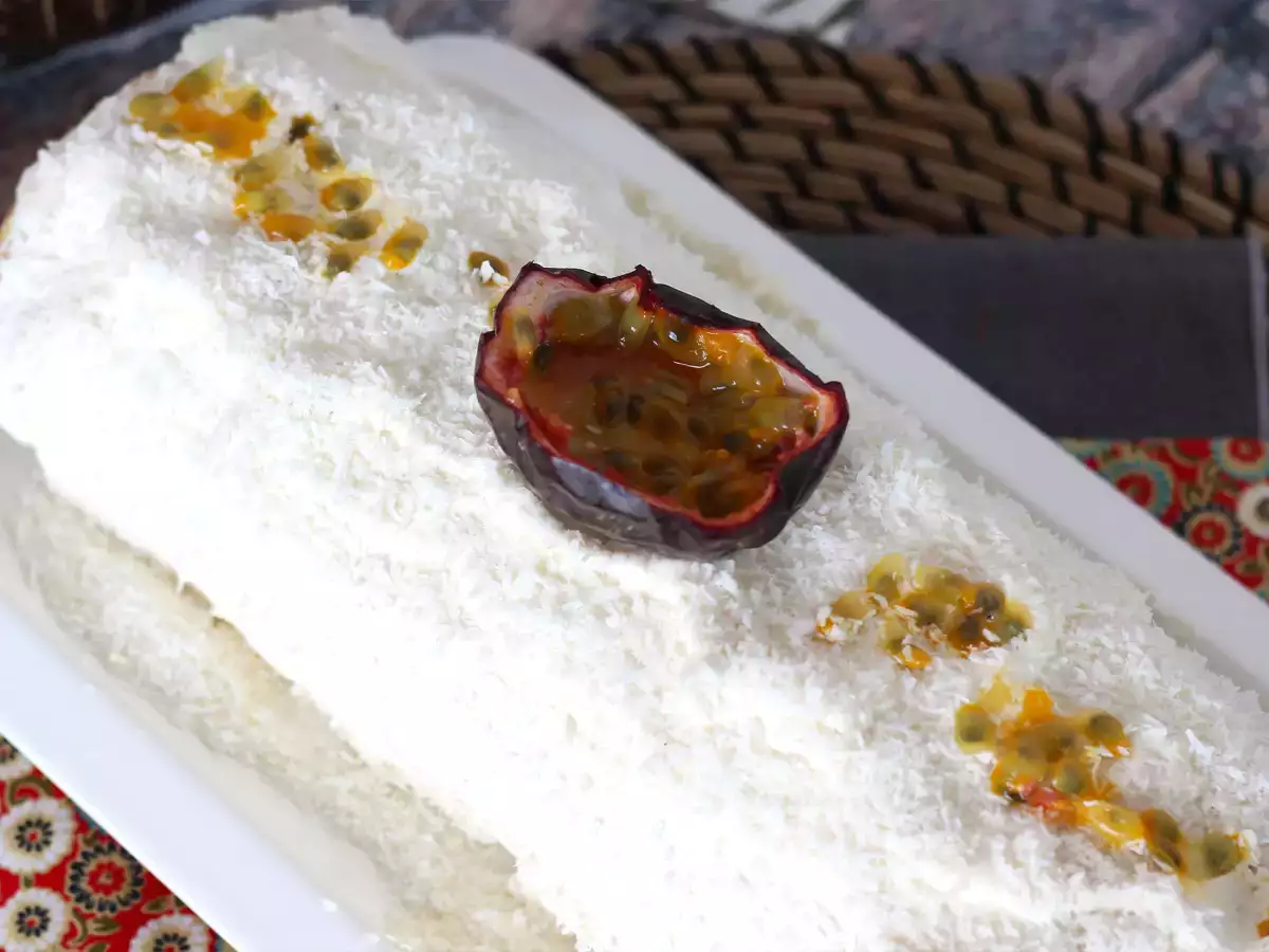Kokosová rolka s marakujou, ideálna ako Yule log - foto 4