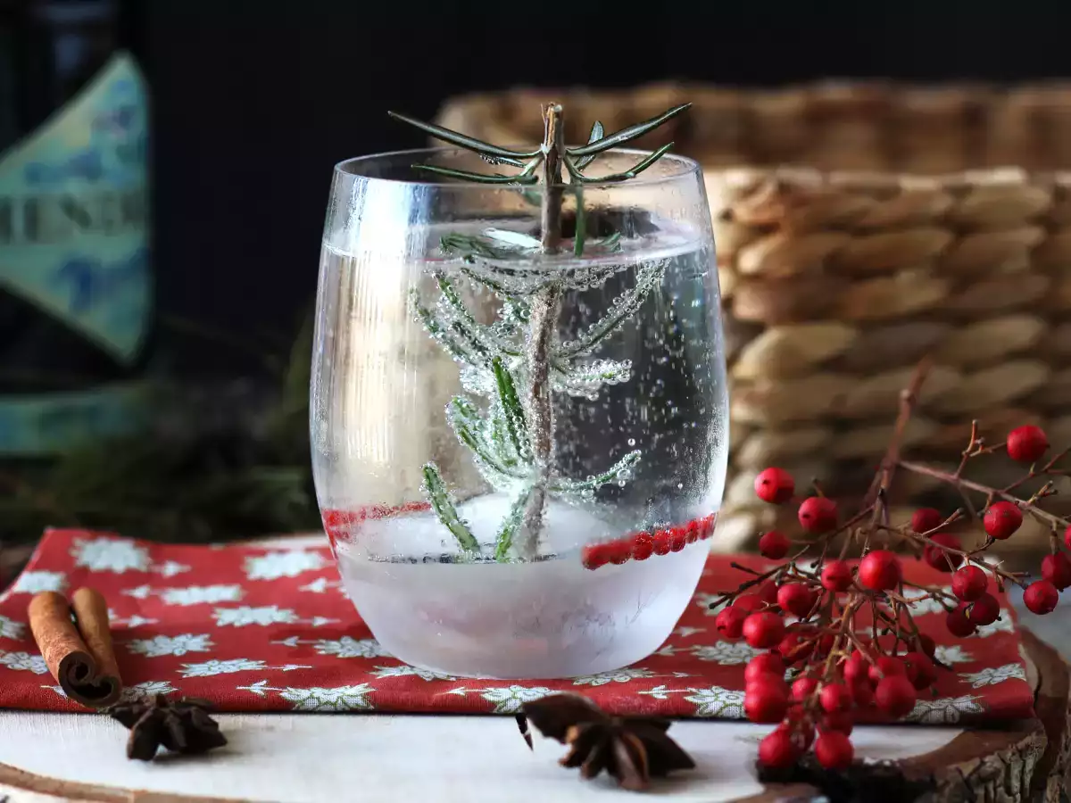 Koktail so zasneženou jedľou vo vnútri