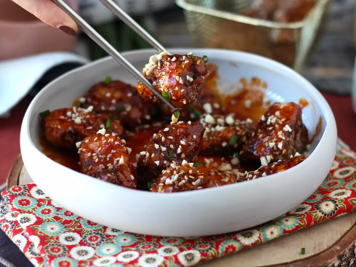 Kórejské vyprážané kurča s pikantnou omáčkou gochujang - Dakgangjeong