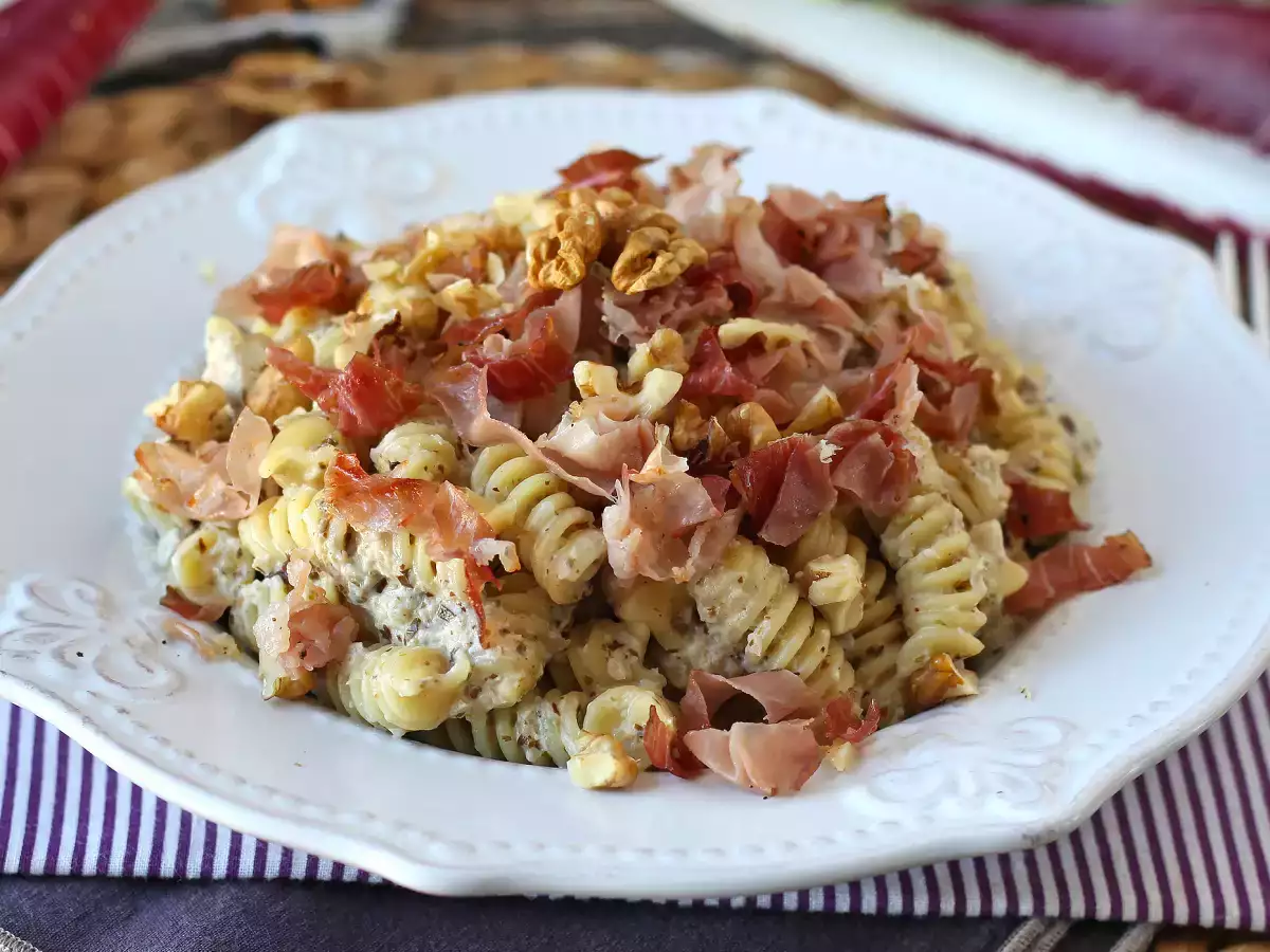 Krémové cestoviny s čakankou, slaninou a orechmi: rýchly a chutný recept