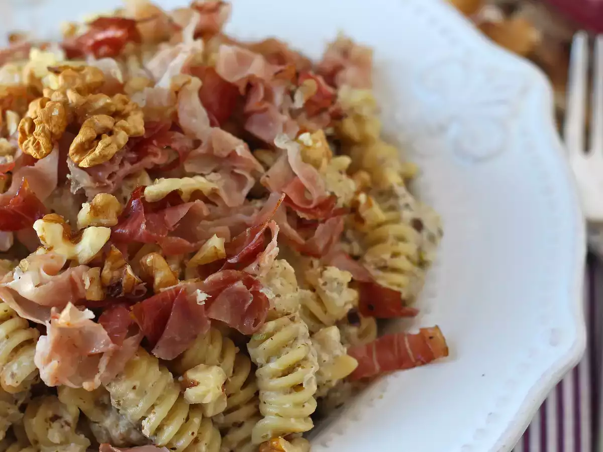 Krémové cestoviny s čakankou, slaninou a orechmi: rýchly a chutný recept - foto 3