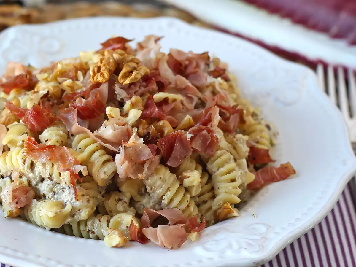 Krémové cestoviny s čakankou, slaninou a orechmi: rýchly a chutný recept - foto 5