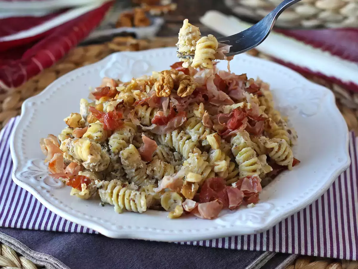 Krémové cestoviny s čakankou, slaninou a orechmi: rýchly a chutný recept - foto 6
