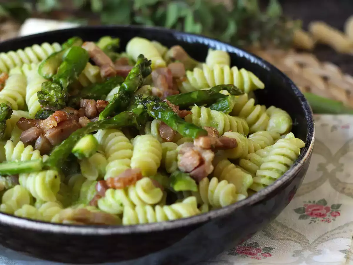 Krémové cestoviny so špargľou a slaninou: jednoduchý a chutný recept - foto 2