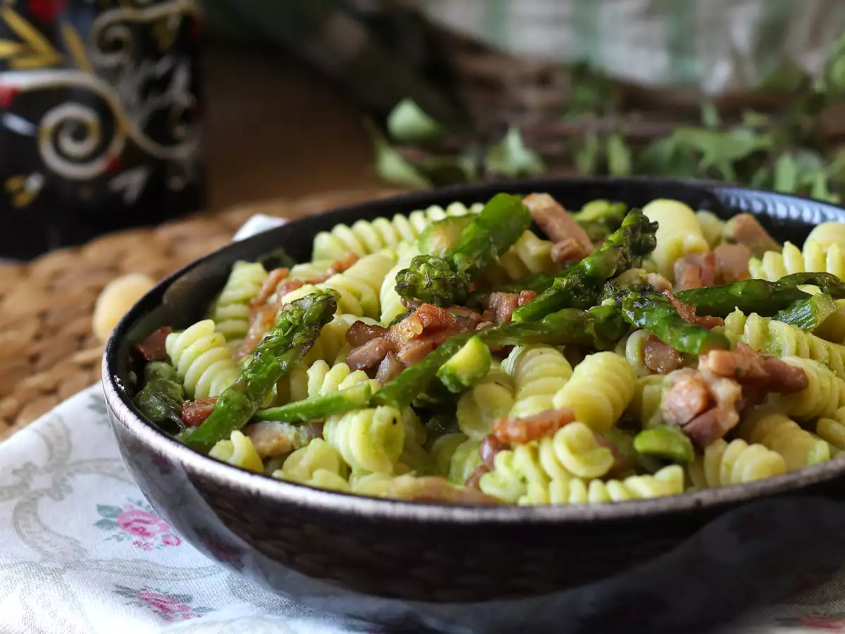 Krémové cestoviny so špargľou a slaninou: jednoduchý a chutný recept - foto 3