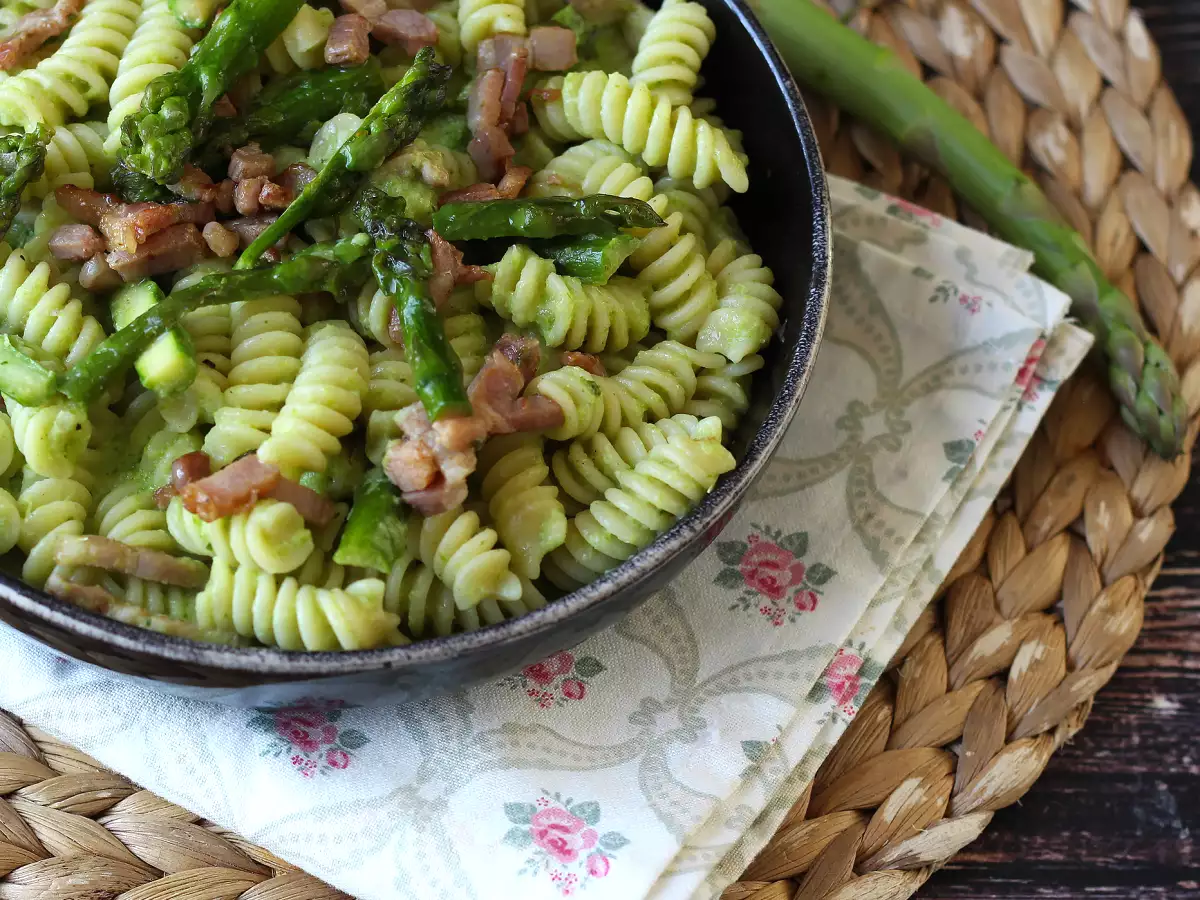 Krémové cestoviny so špargľou a slaninou: jednoduchý a chutný recept - foto 5