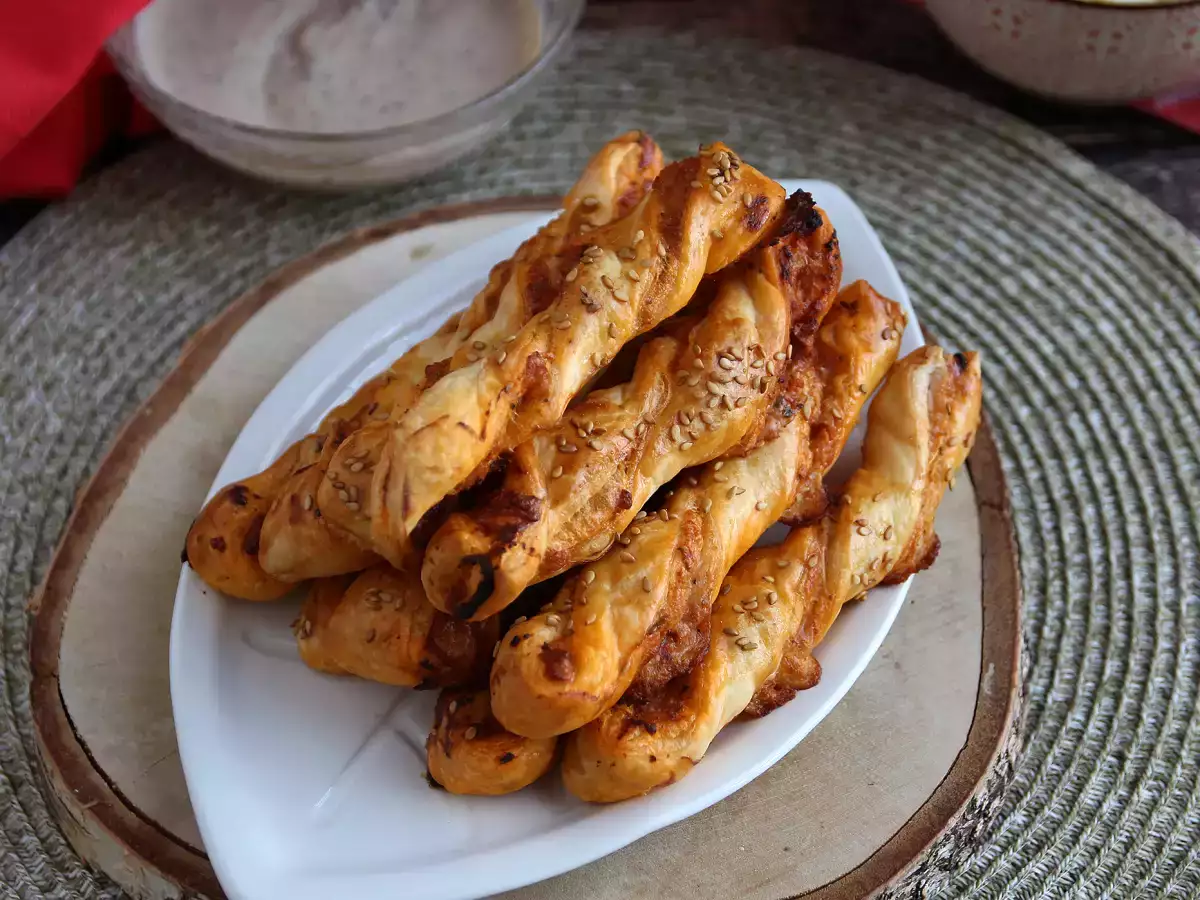 Krútené lístkové cesto s pestom rosso a mozzarellou