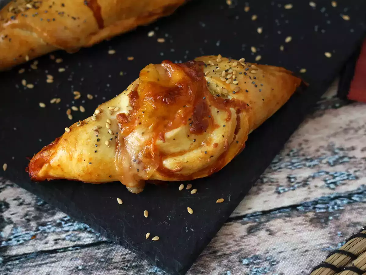 Lodné rolky v tvare pizze plnené paradajkami, šunkou a mozzarellovou omáčkou