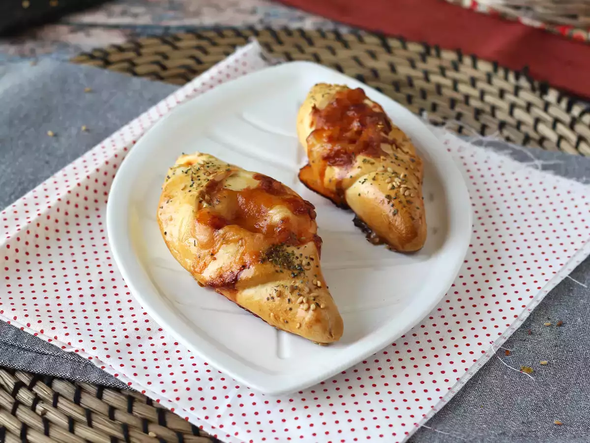 Lodné rolky v tvare pizze plnené paradajkami, šunkou a mozzarellovou omáčkou - foto 2