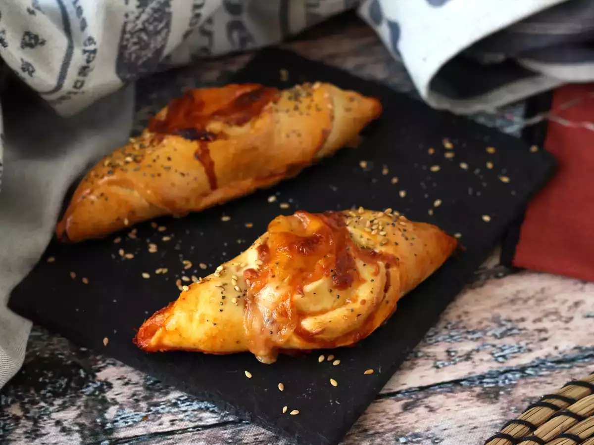 Lodné rolky v tvare pizze plnené paradajkami, šunkou a mozzarellovou omáčkou - foto 3