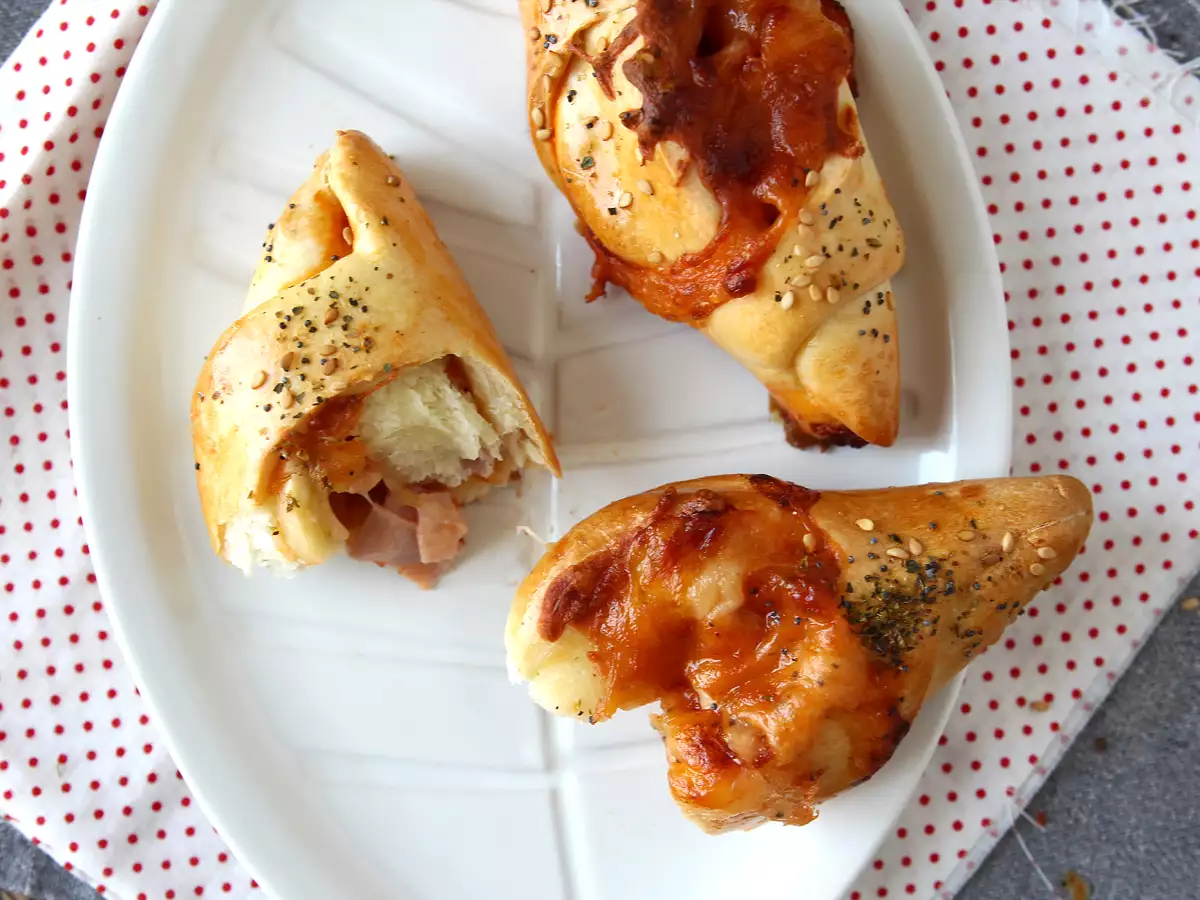 Lodné rolky v tvare pizze plnené paradajkami, šunkou a mozzarellovou omáčkou - foto 5