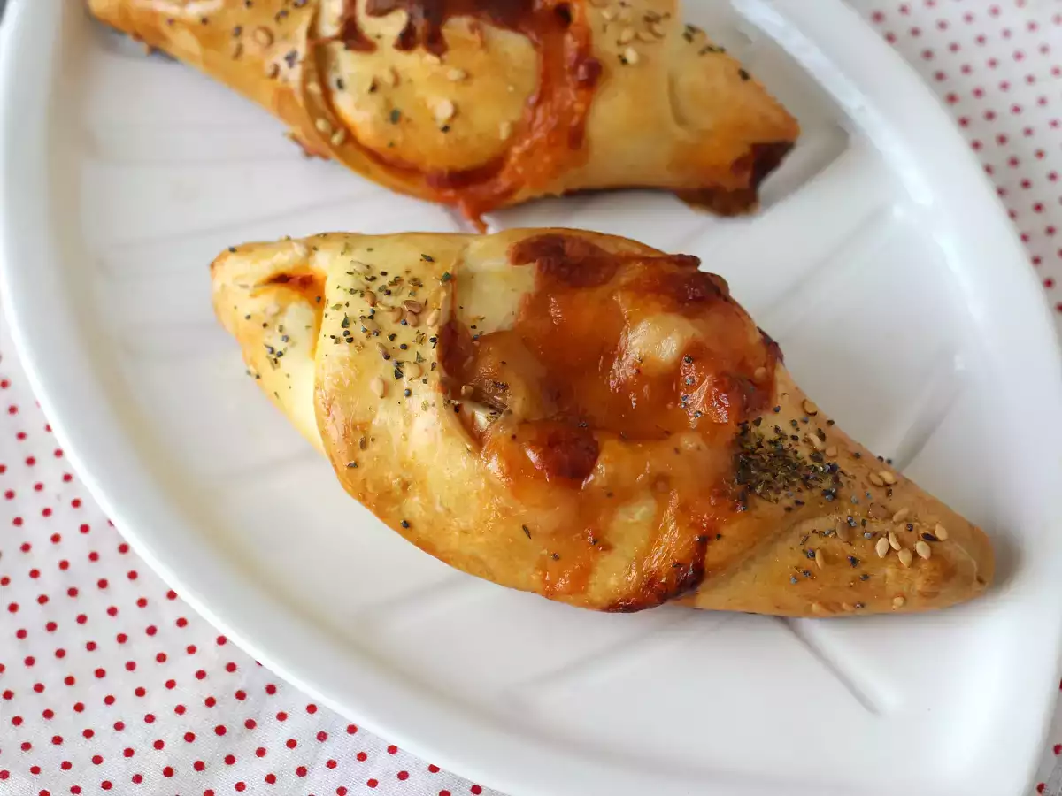 Lodné rolky v tvare pizze plnené paradajkami, šunkou a mozzarellovou omáčkou - foto 6