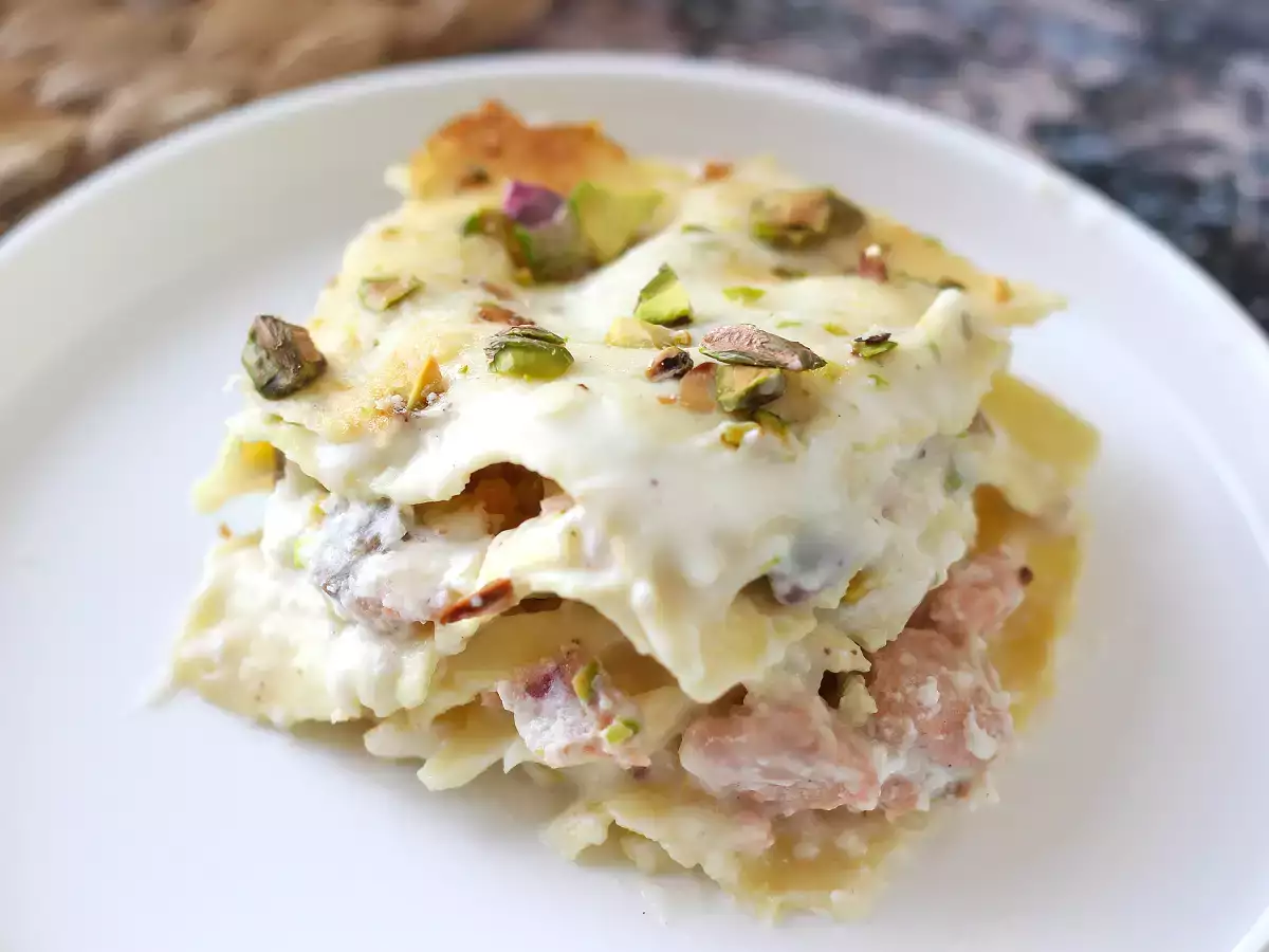Lososové lasagne s burratou a krémovými, chrumkavými pistáciami
