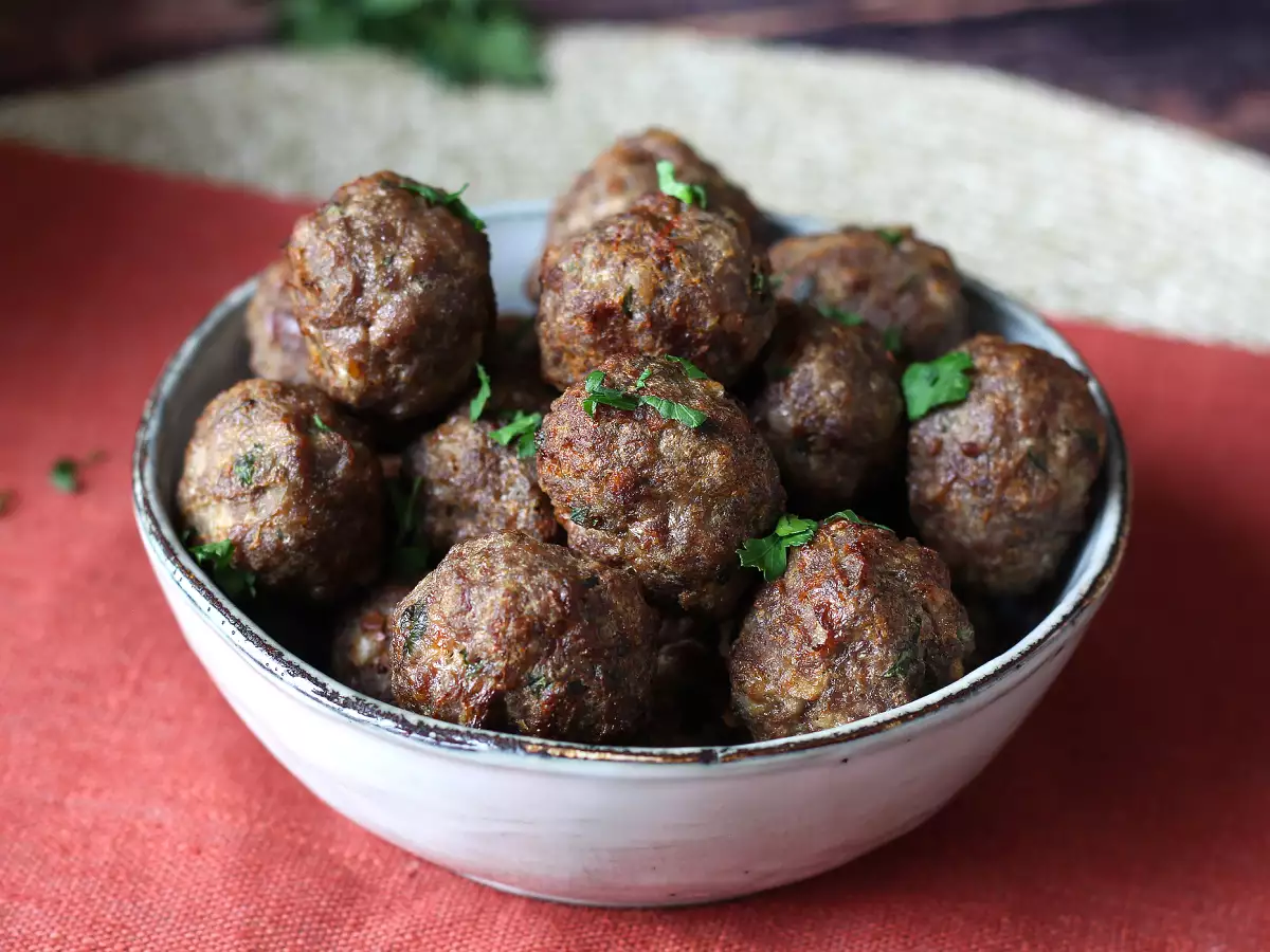 Mäkké mäsové guľky vo fritéze: rýchly a jednoduchý recept s hovädzím mäsom