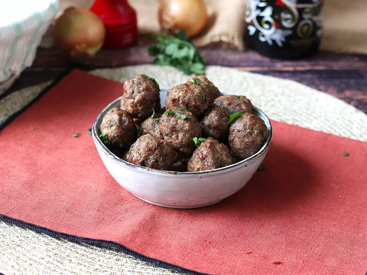 Mäkké mäsové guľky vo fritéze: rýchly a jednoduchý recept s hovädzím mäsom - foto 2