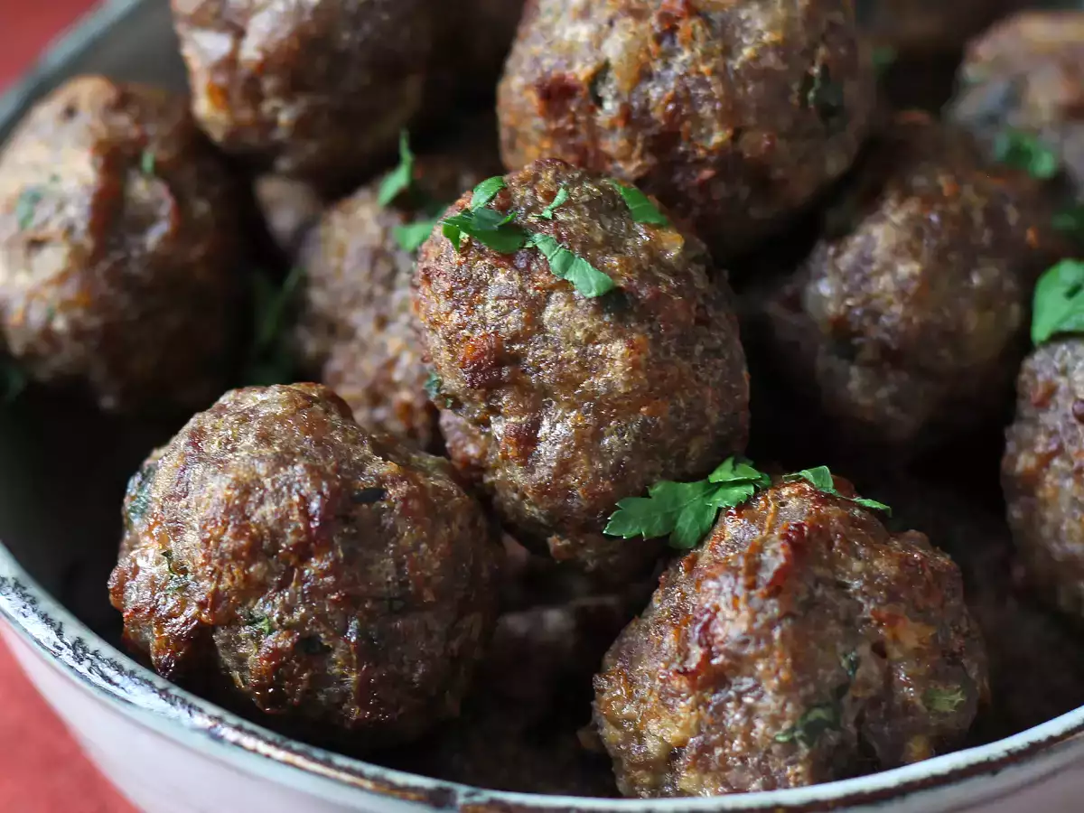 Mäkké mäsové guľky vo fritéze: rýchly a jednoduchý recept s hovädzím mäsom - foto 3