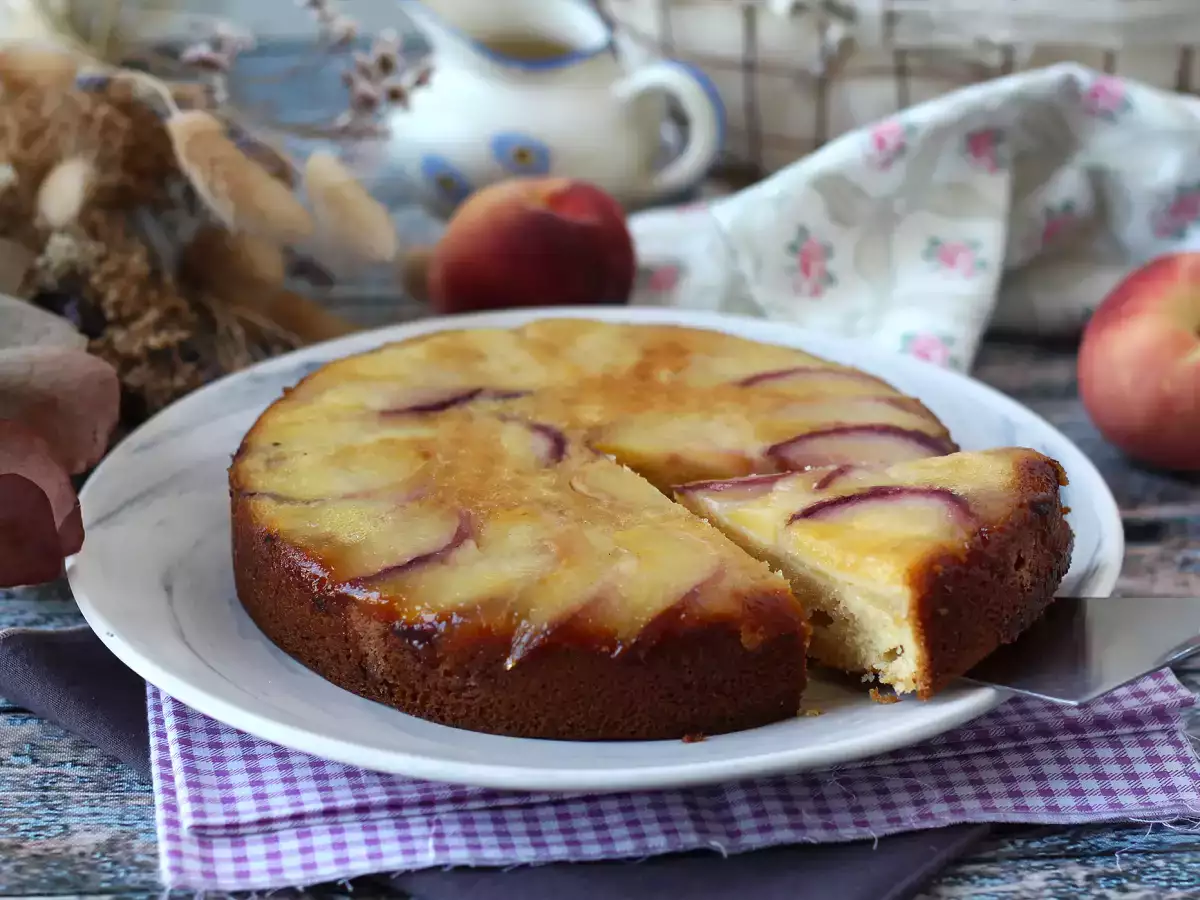 Mäkký, fondánový a karamelizovaný broskyňový koláč