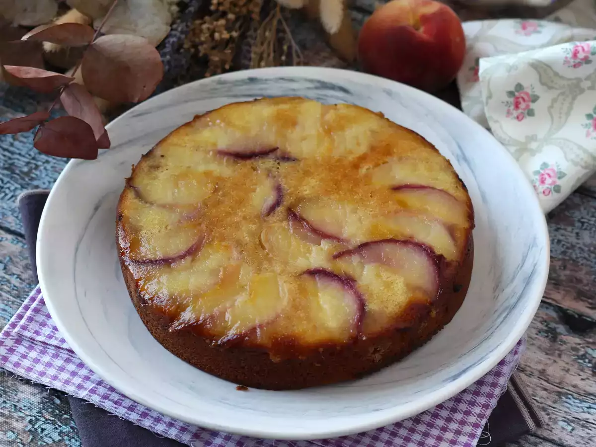 Mäkký, fondánový a karamelizovaný broskyňový koláč - foto 5