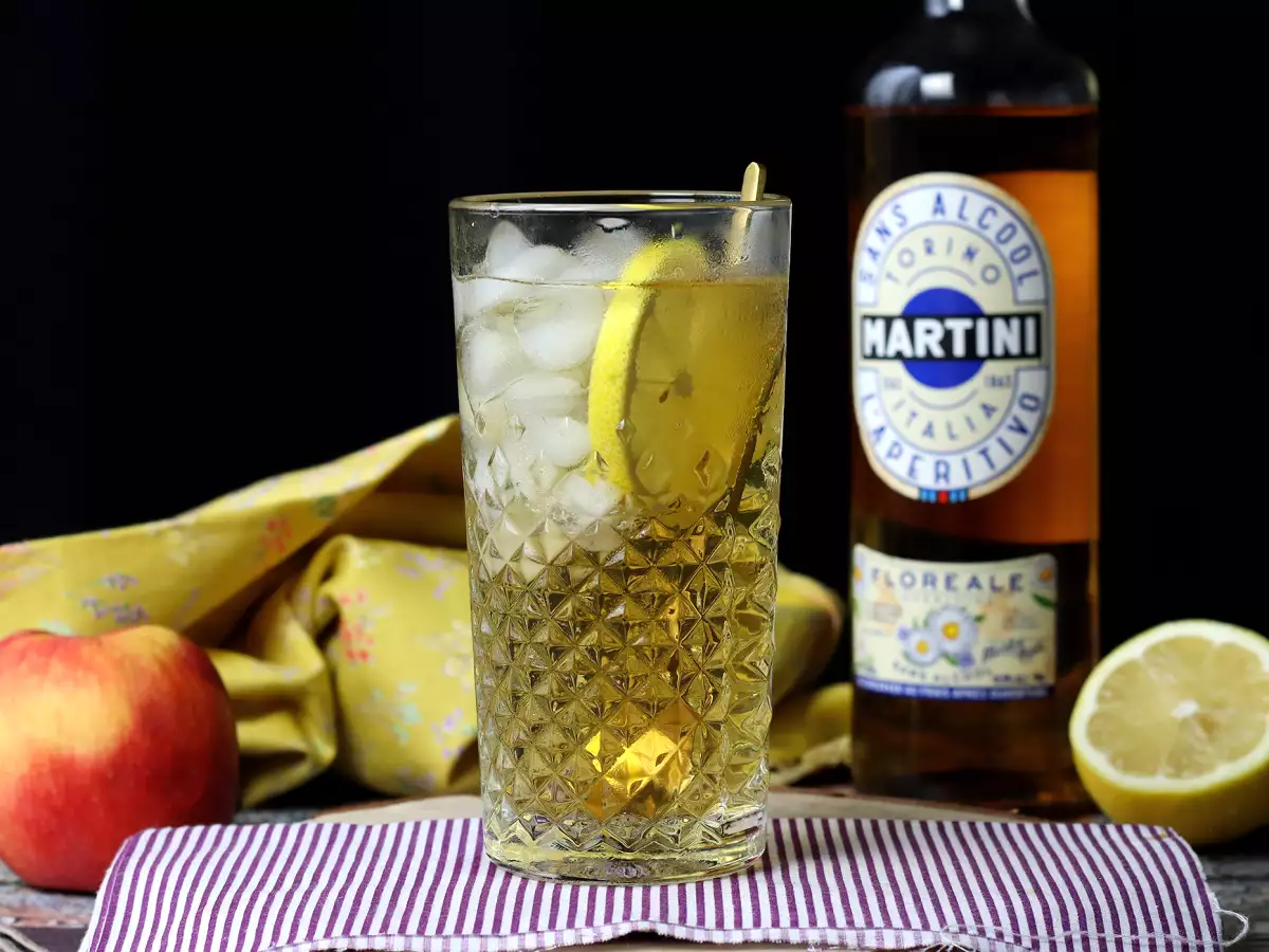 Martini Spritz bez alkoholu, sladký kvetinový koktail na aperitív