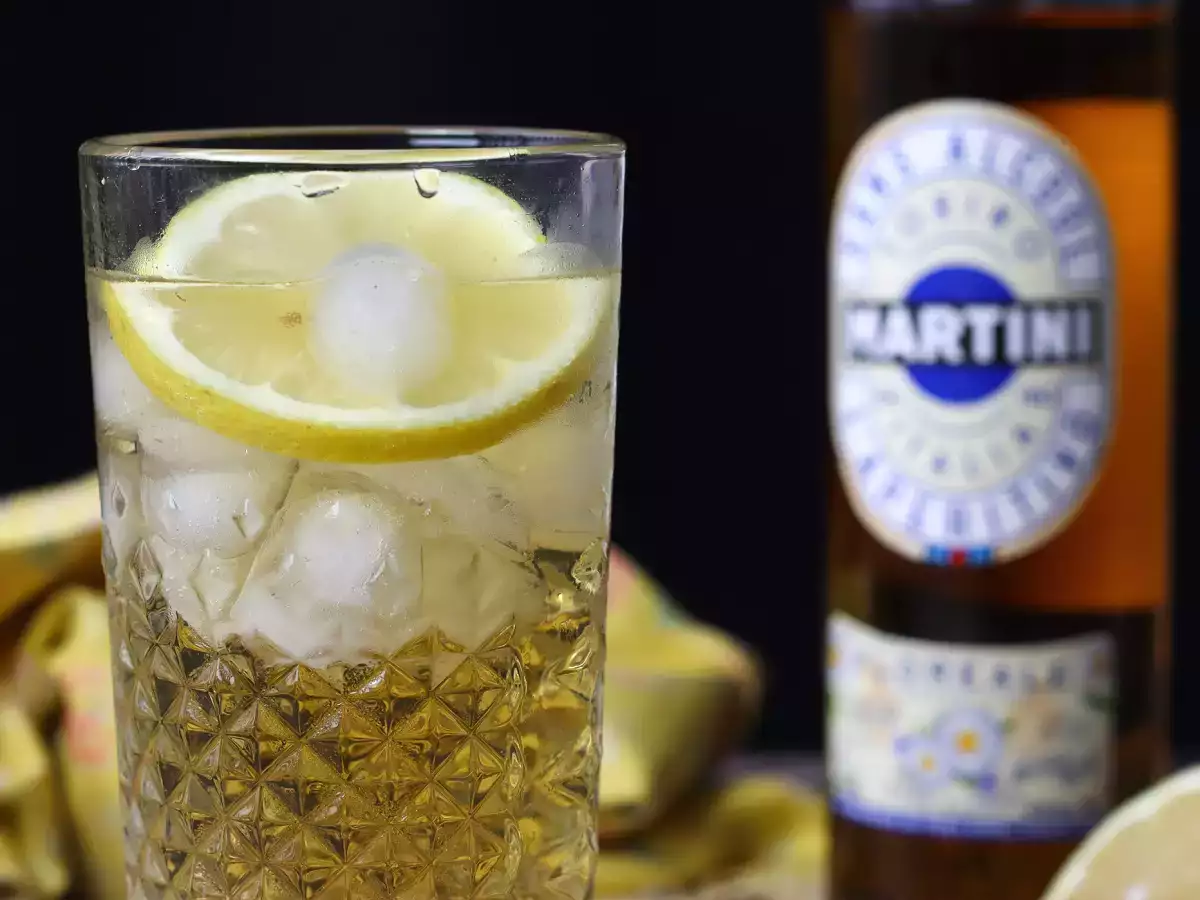 Martini Spritz bez alkoholu, sladký kvetinový koktail na aperitív - foto 2