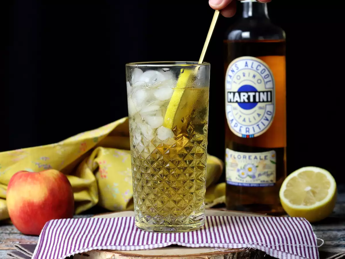 Martini Spritz bez alkoholu, sladký kvetinový koktail na aperitív - foto 3