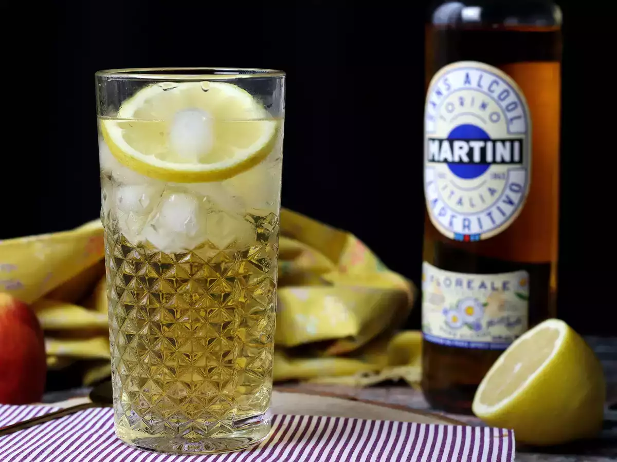 Martini Spritz bez alkoholu, sladký kvetinový koktail na aperitív - foto 4