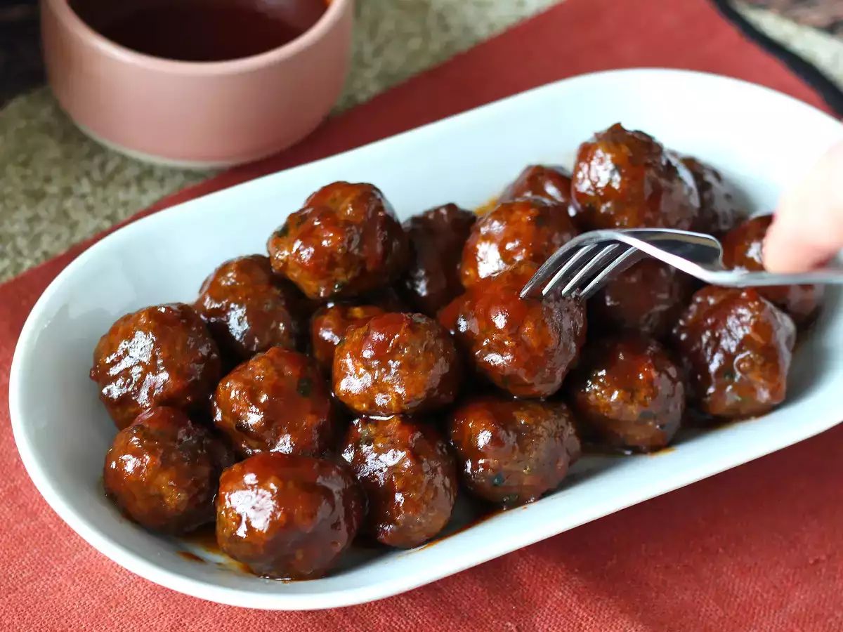 Mäsové guľky vo fritéze so sladkokyslou barbecue omáčkou: jednoduchý a chutný recept