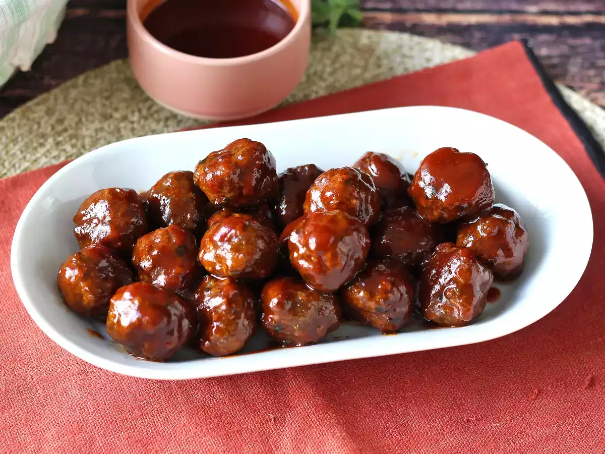 Mäsové guľky vo fritéze so sladkokyslou barbecue omáčkou: jednoduchý a chutný recept - foto 2