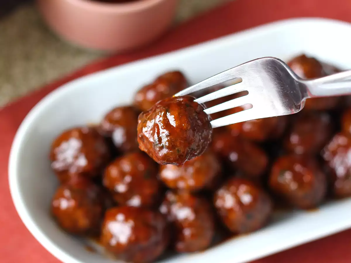 Mäsové guľky vo fritéze so sladkokyslou barbecue omáčkou: jednoduchý a chutný recept - foto 3