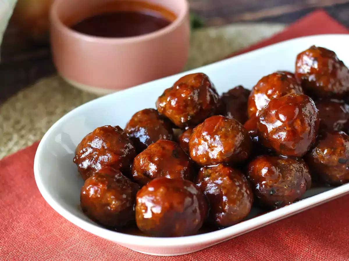 Mäsové guľky vo fritéze so sladkokyslou barbecue omáčkou: jednoduchý a chutný recept - foto 4