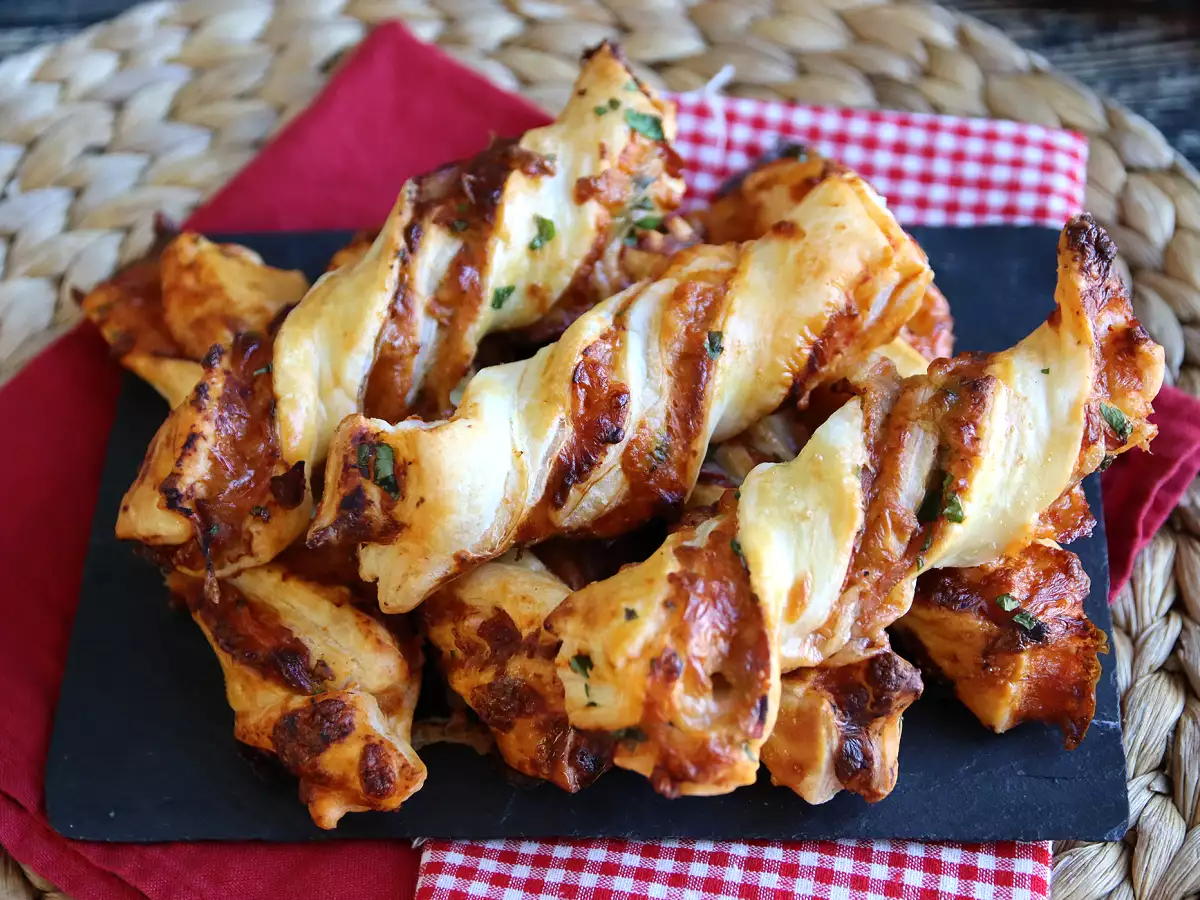 Maxi twisty z lístkového cesta (paradajky, šunka, mozzarella, petržlenová vňať)