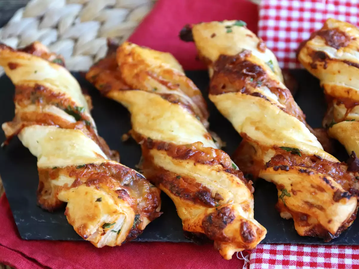 Maxi twisty z lístkového cesta (paradajky, šunka, mozzarella, petržlenová vňať) - foto 2