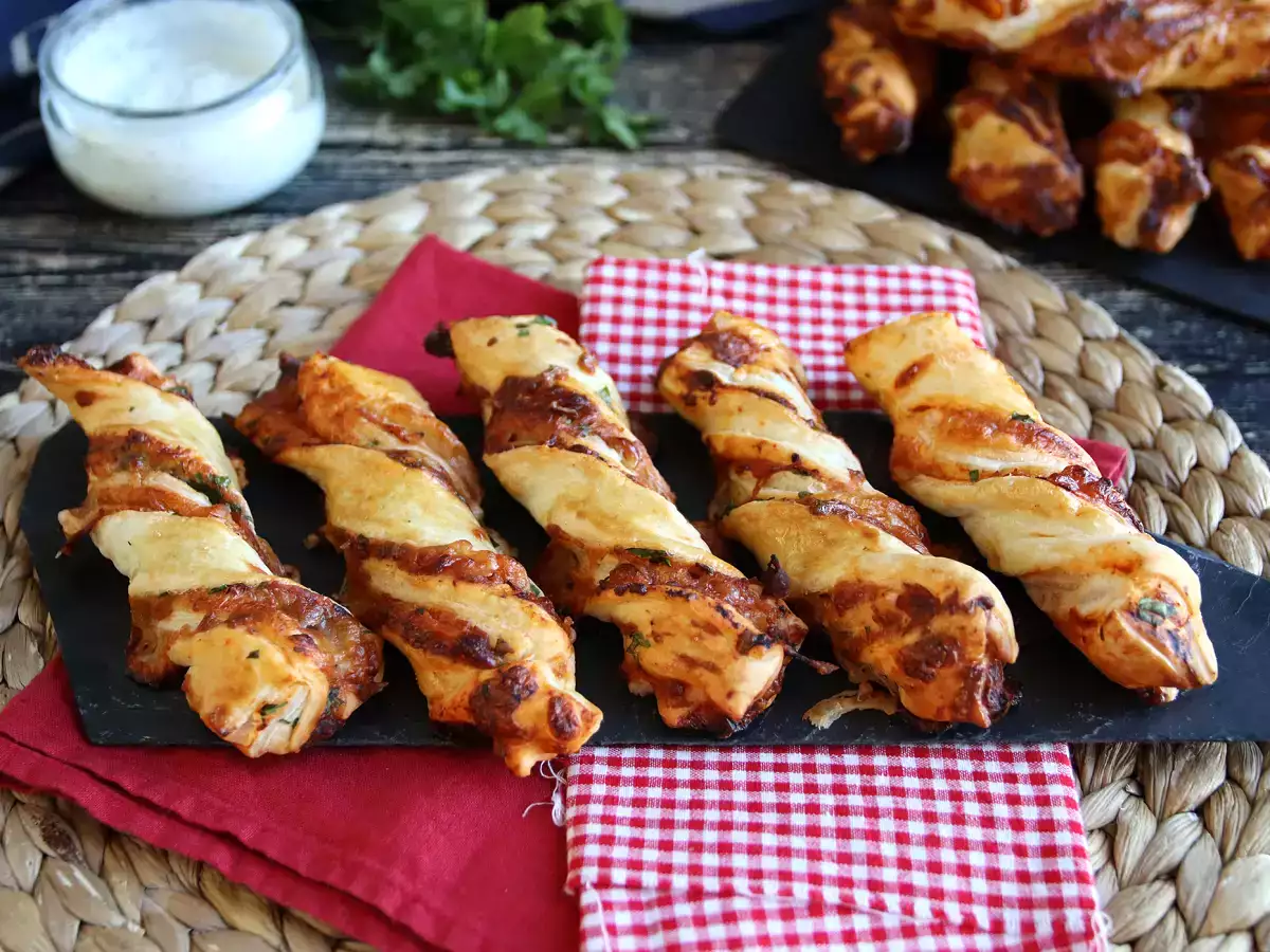 Maxi twisty z lístkového cesta (paradajky, šunka, mozzarella, petržlenová vňať) - foto 3