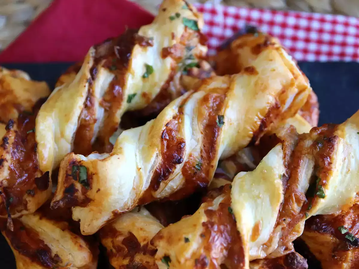 Maxi twisty z lístkového cesta (paradajky, šunka, mozzarella, petržlenová vňať) - foto 4