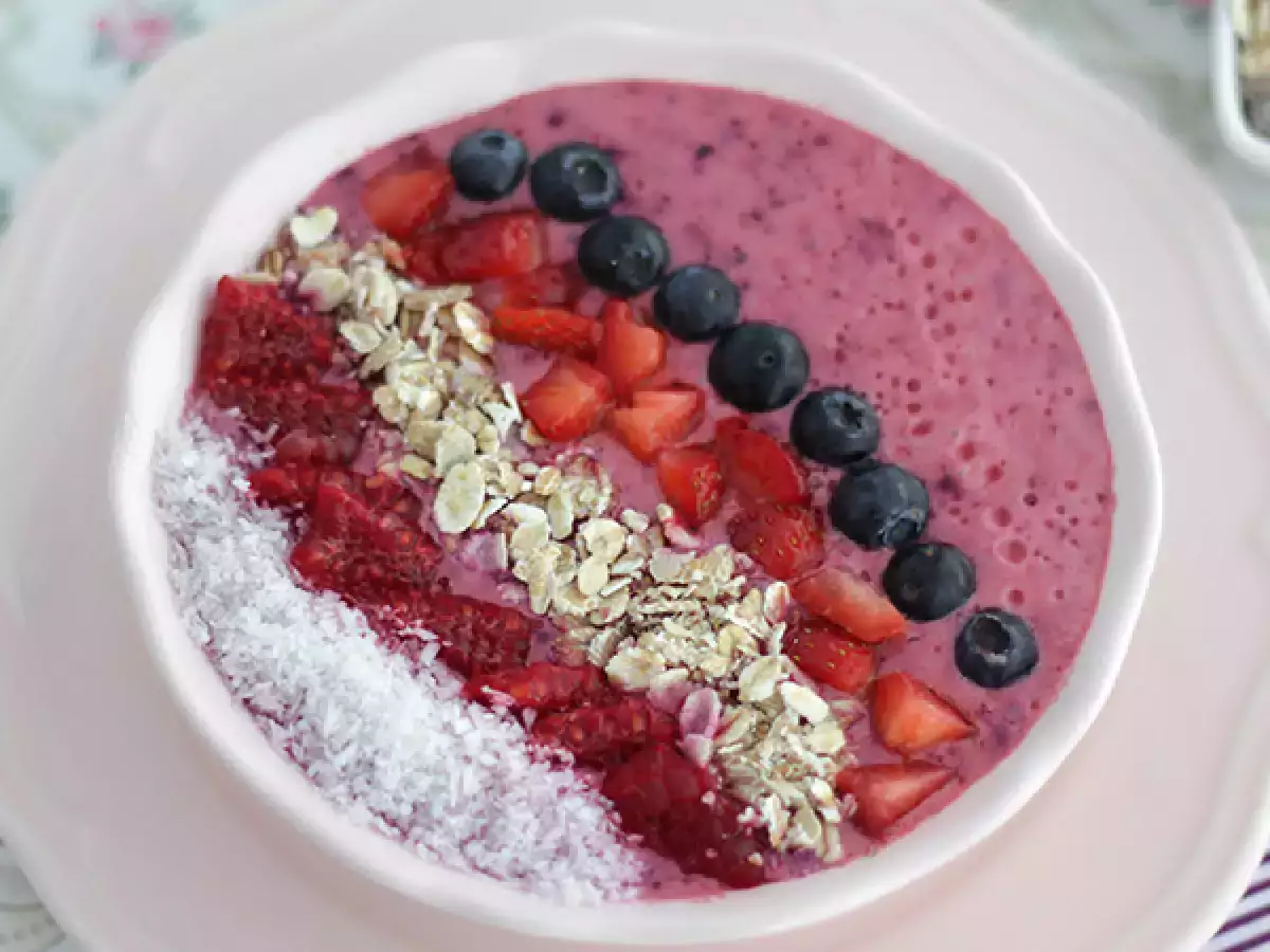 Miska s červeným ovocným smoothie - foto 2