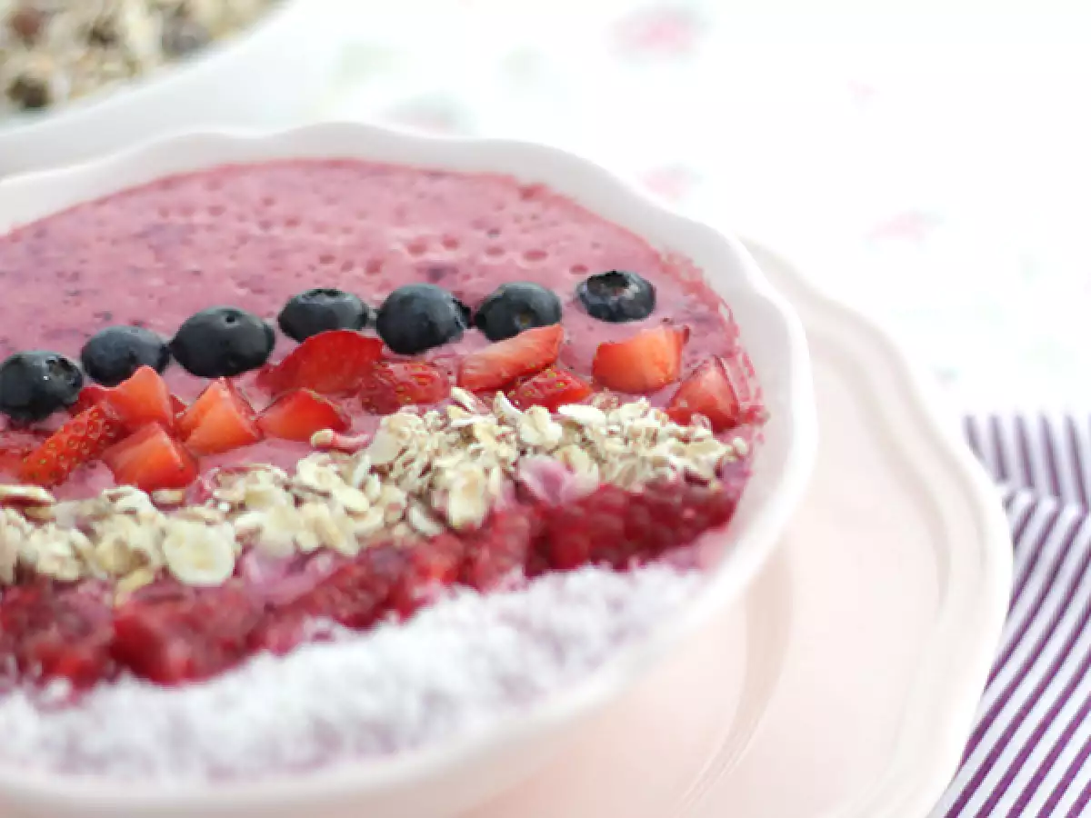 Miska s červeným ovocným smoothie - foto 3