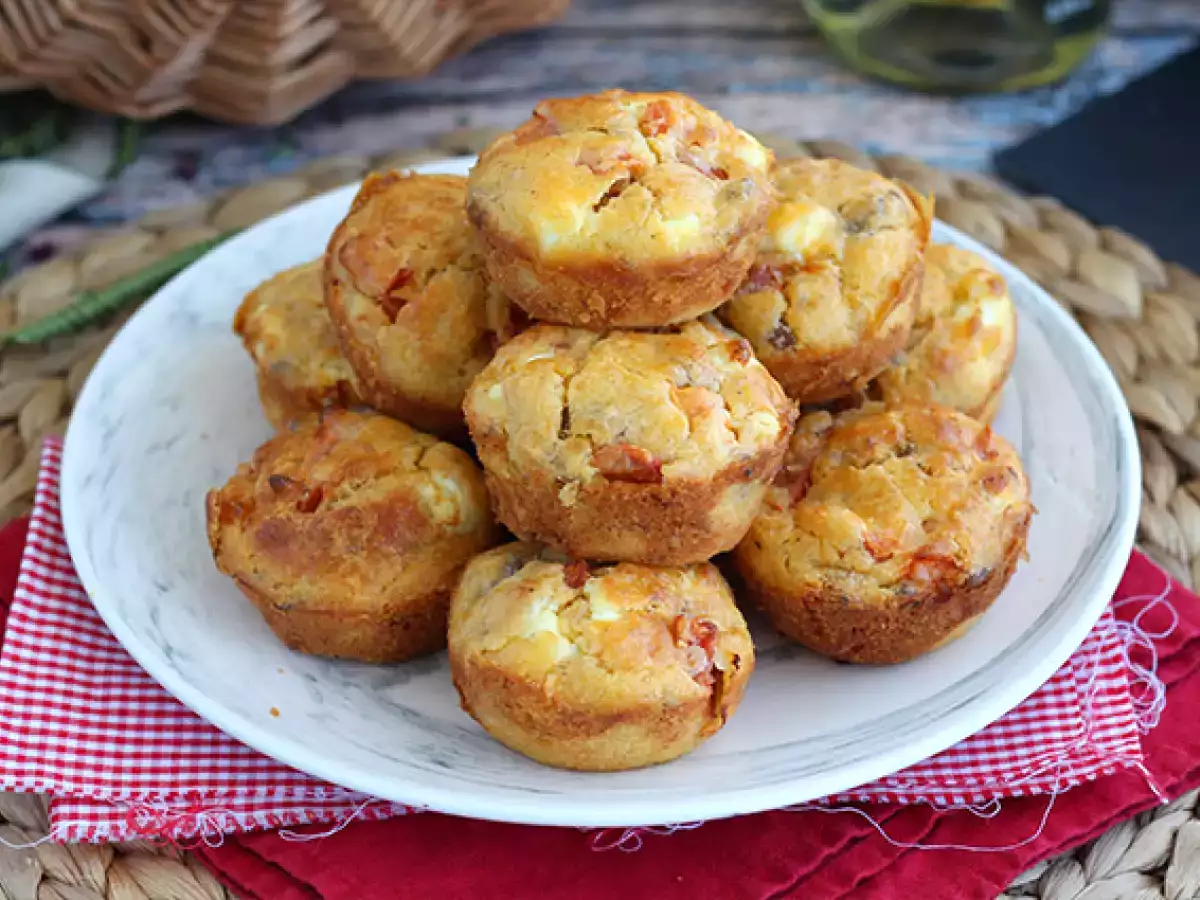 Muffiny s tuniakom, paradajkami a fetou