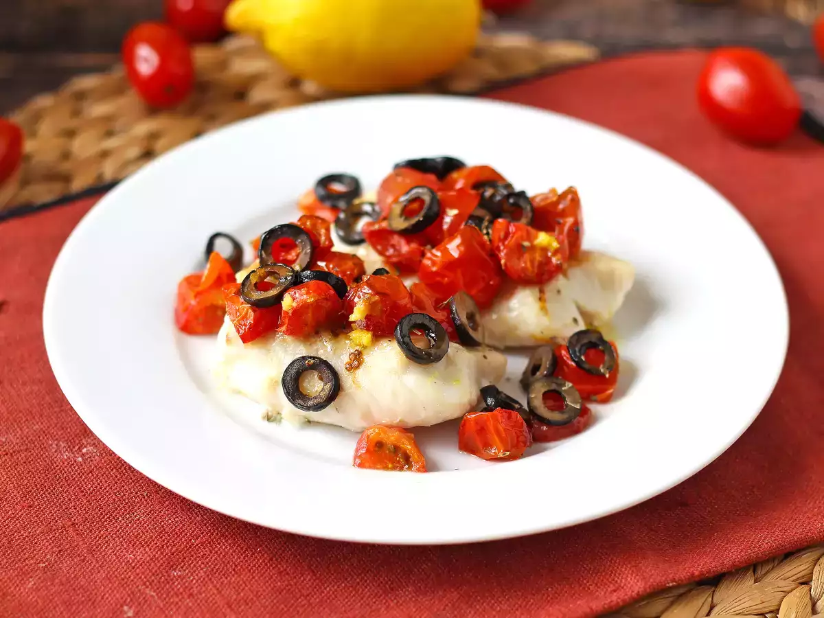 Na vzduchu vyprážaná treska s cherry paradajkami, olivami a citrónom: ľahký a rýchly recept