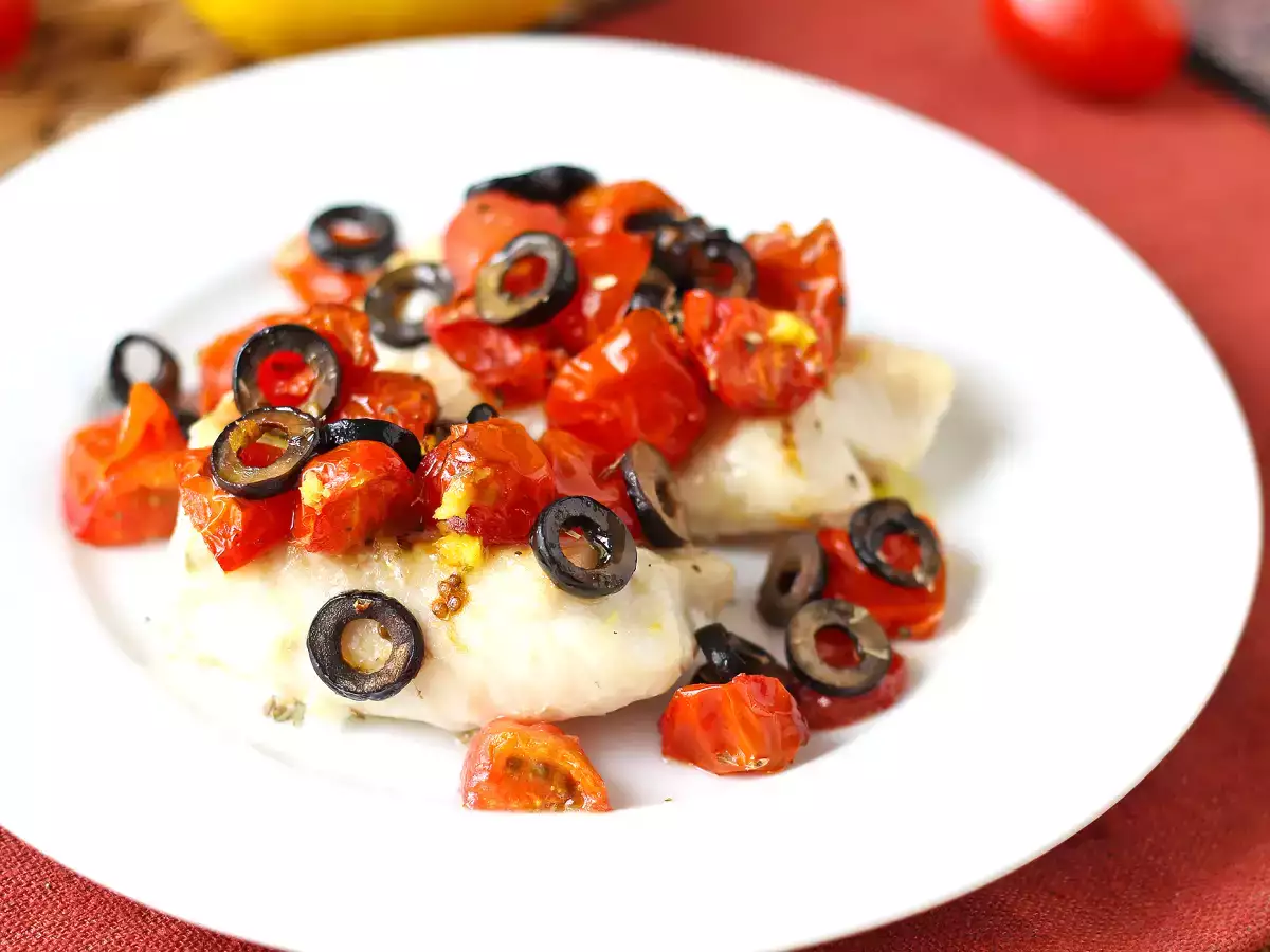 Na vzduchu vyprážaná treska s cherry paradajkami, olivami a citrónom: ľahký a rýchly recept - foto 4